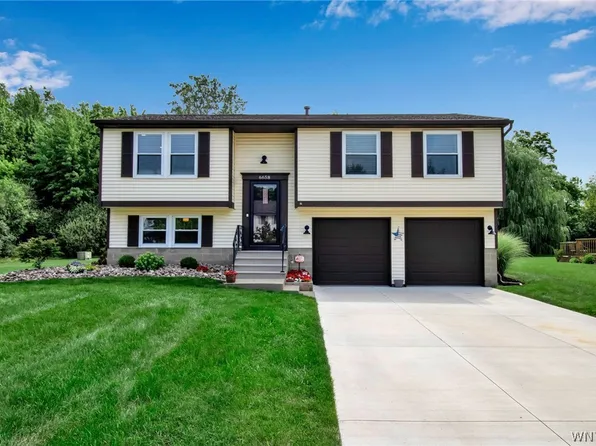 6658 Royal Pkwy S, Lockport, NY 14094