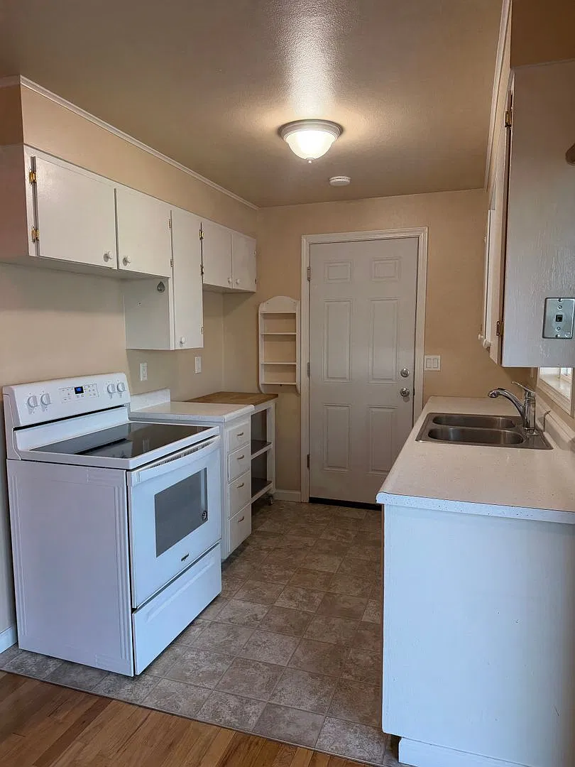 3 Bedroom House in Quiet Neighborhood — Photo 4