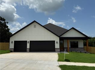 157 W Pitts St, Farmington, AR 72730