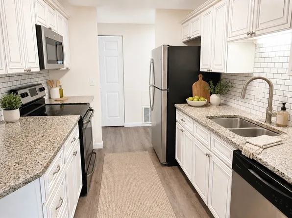 150 Elm St APT 3, Braintree, MA 02184