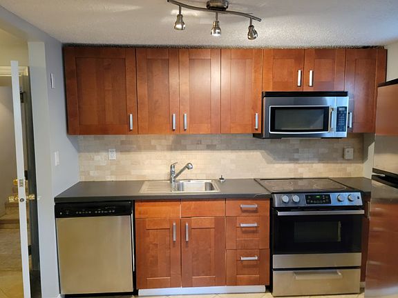 2nd image of Basement 74 Ave #9510