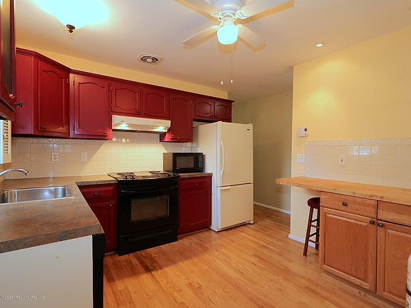 4th image of 1 Bennington Lane #A