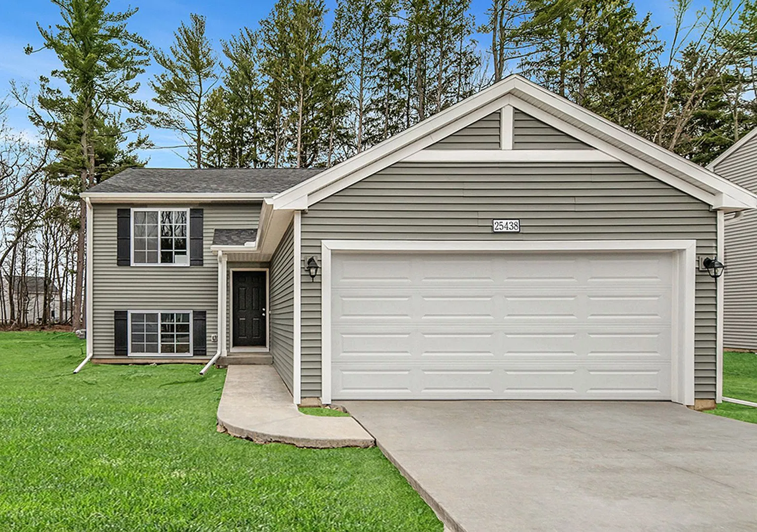1 Month FREE Rent! Applied to Your First Full Month. Terms & Conditions Apply. — Photo 1