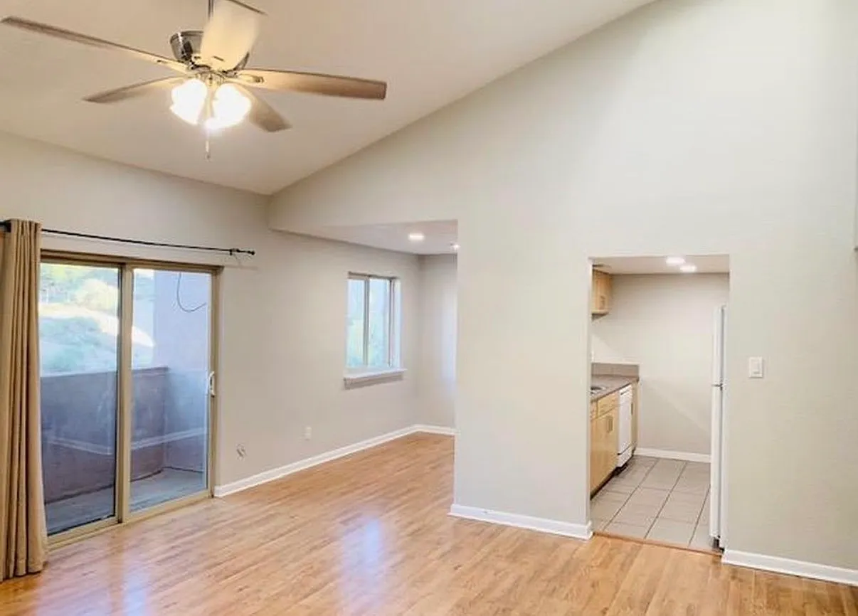 2 bed, 911 sqft, $1,750 — Photo 1
