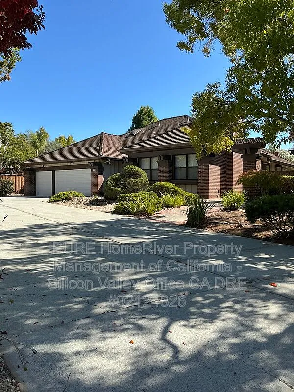 4 bed, 2.5 bath, 2539 sqft, $7,750 — Photo 1
