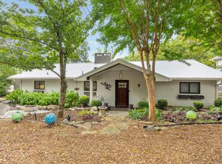94 S Hermitage Ave, Lookout Mountain, TN 37350