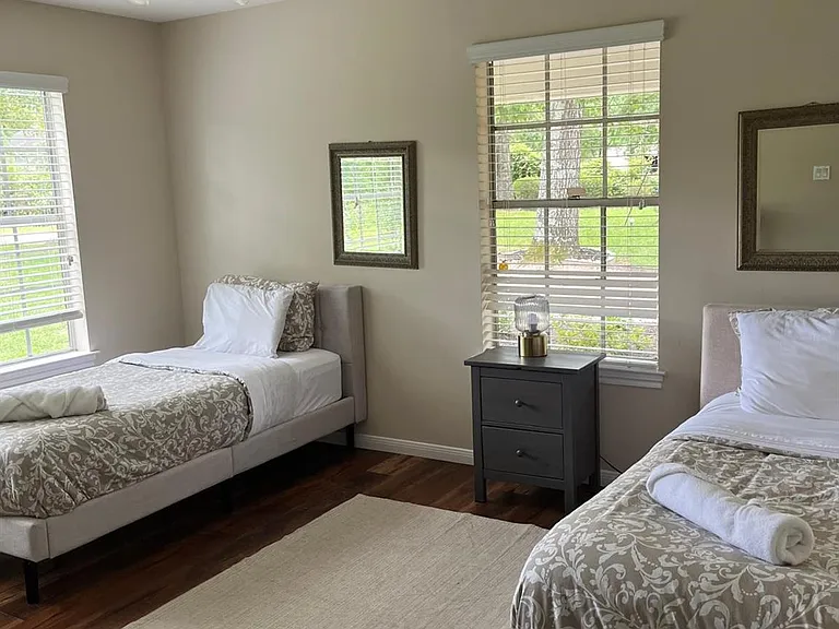 8402 Matthews Ln — Photo 30