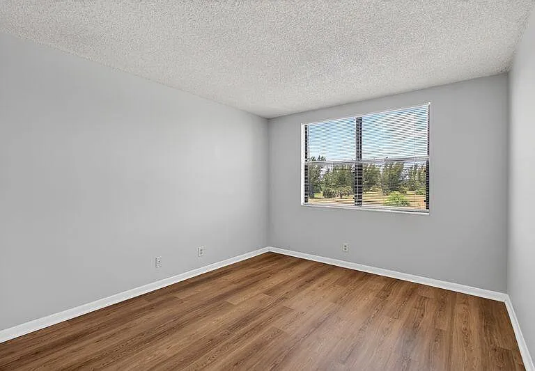 760 Executive Center Dr #32 — Photo 12
