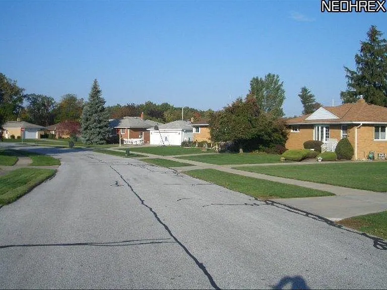1274 Maple Dr — Photo 2
