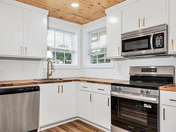 4th image of 208 Spurr St