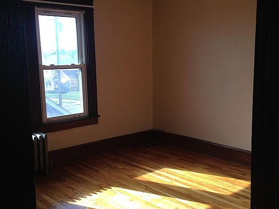 2nd floor apartment bedroom1