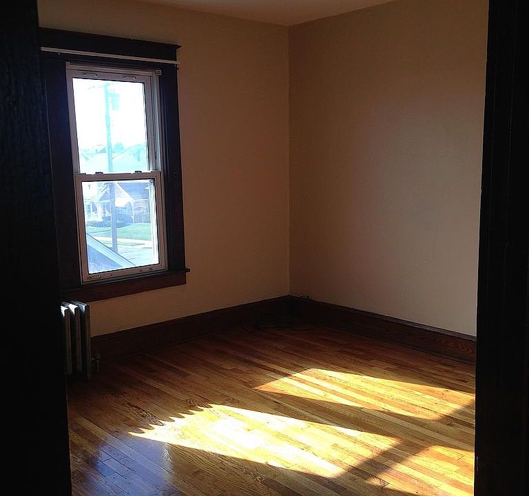 2nd floor apartment bedroom1
