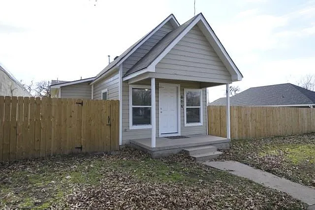 814 E Houston St — Photo 3