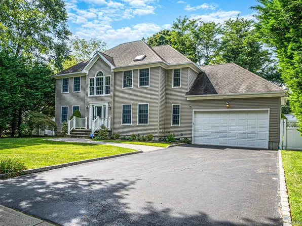 9 Franciscan Lane, Smithtown, NY 11787