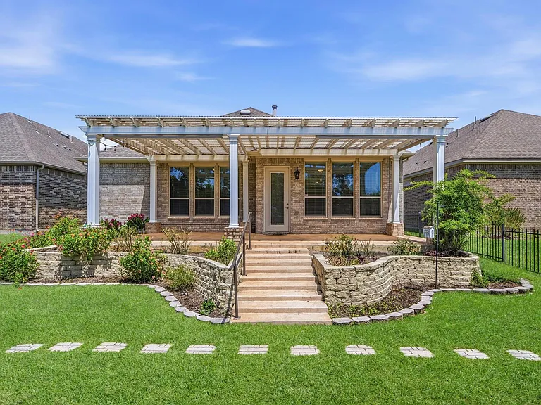 316 Connemara Dr — Photo 23