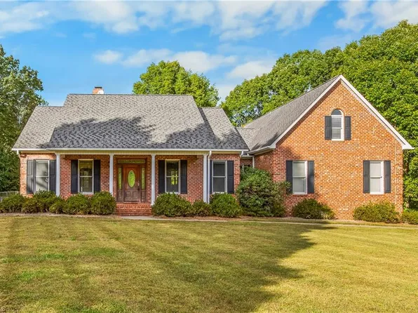 212 Knollcrest Dr, Pinnacle, NC 27043