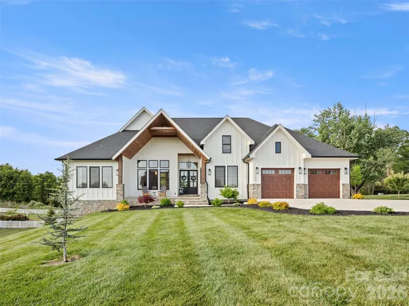 208 Majestic Ridge Rd, Mills River, NC 28759