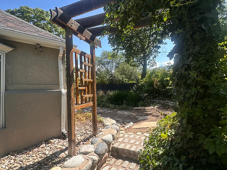 2230 E Sunnyside Ave — Photo 13