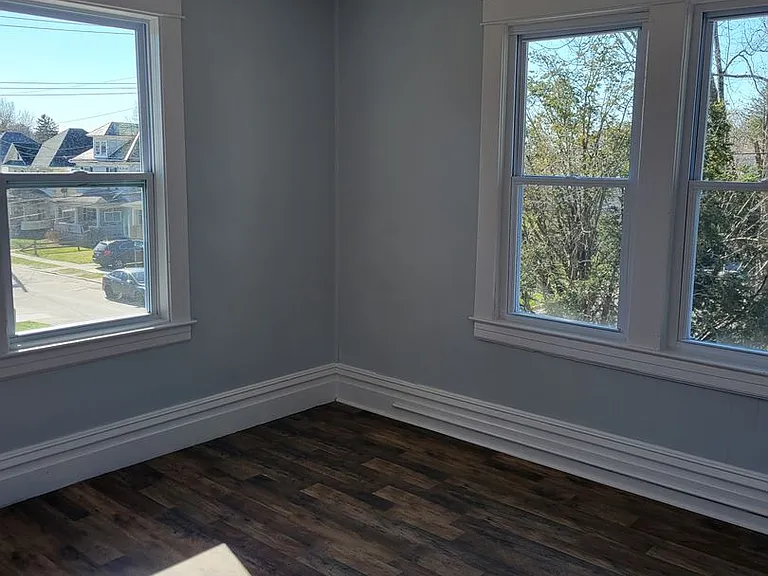 2502 Oak St — Photo 9
