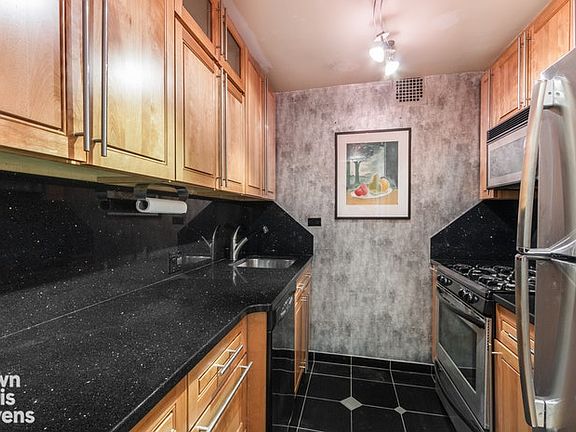 4th image of 345 W 58th St APT 14H