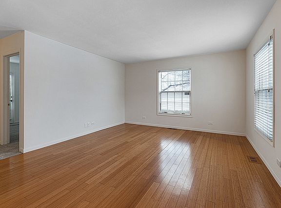 3rd image of 831 Wellington Ave
