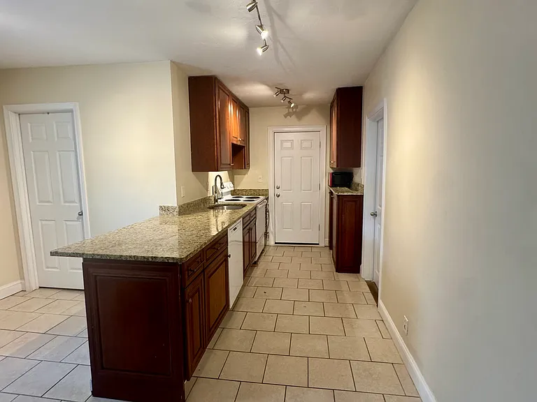 1 Hilton Ave #1 — Photo 2