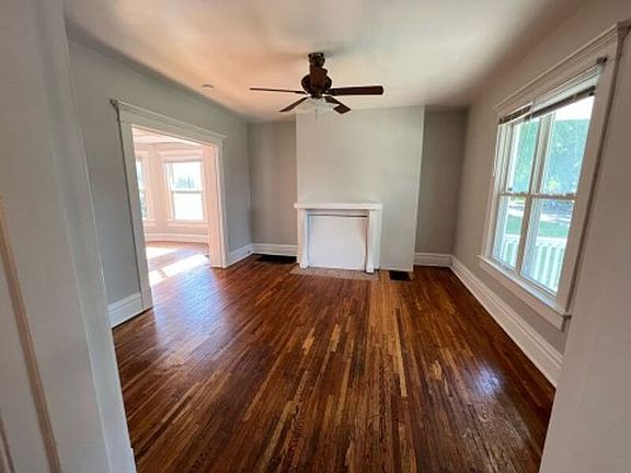 3rd image of 372 E 13th Ave