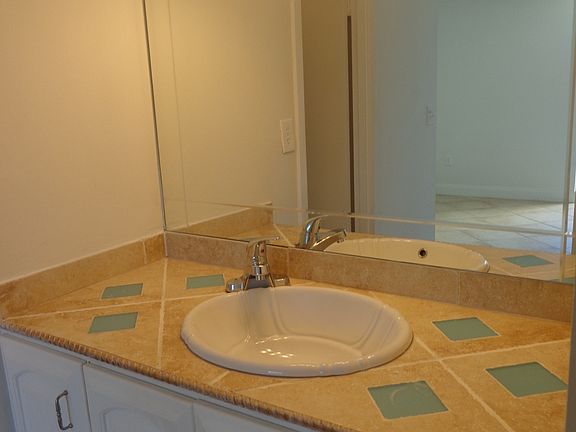 4th image of 16851 NE 23rd Ave APT 318