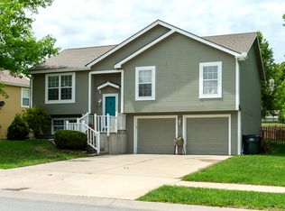 702 Holiday Dr, Lansing, KS 66043