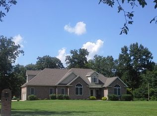 11073 Ridge View Ln, Benton, IL 62812