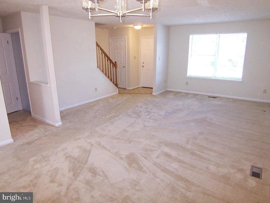 3 bed, 2.5 bath, 2450 sqft, $2,000 — Photo 2