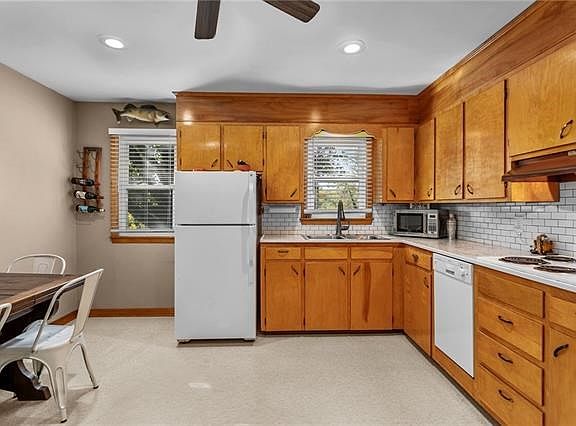 3rd image of 6047 Holliday Dr