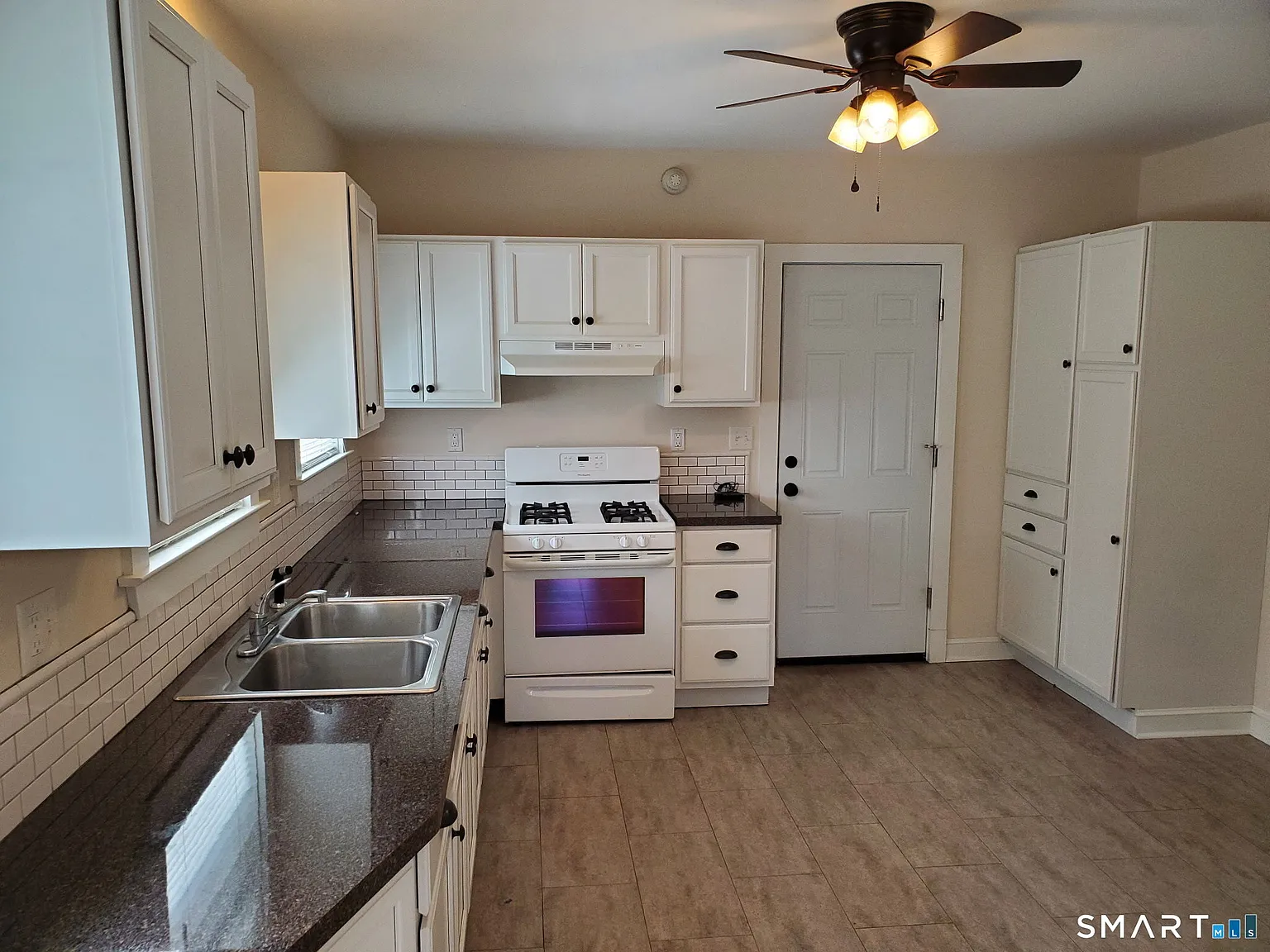 2 bed, 1.0 bath, 1166 sqft, $1,800 — Photo 2