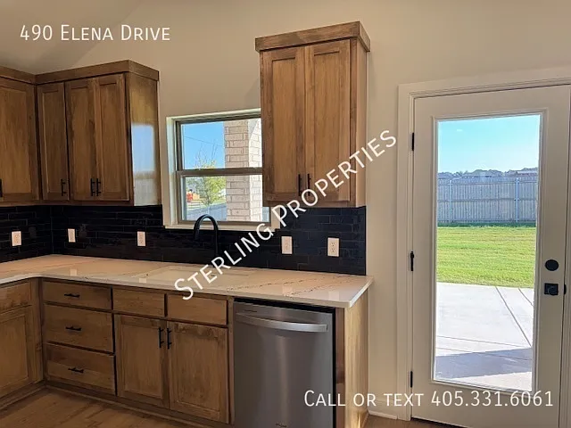 490 Elena Dr — Photo 11