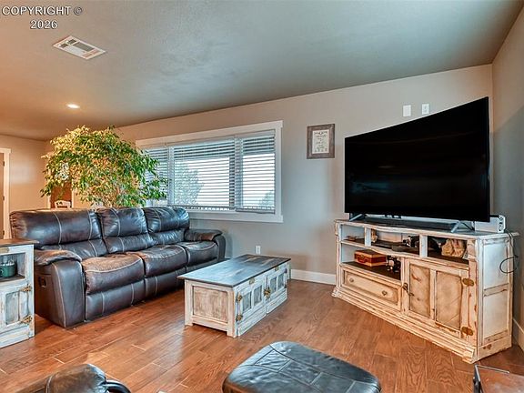 5th image of 855 Marilyn Dr