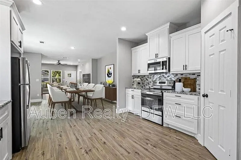 3 bed, 2.0 bath, 1341 sqft, $1,550 — Photo 2