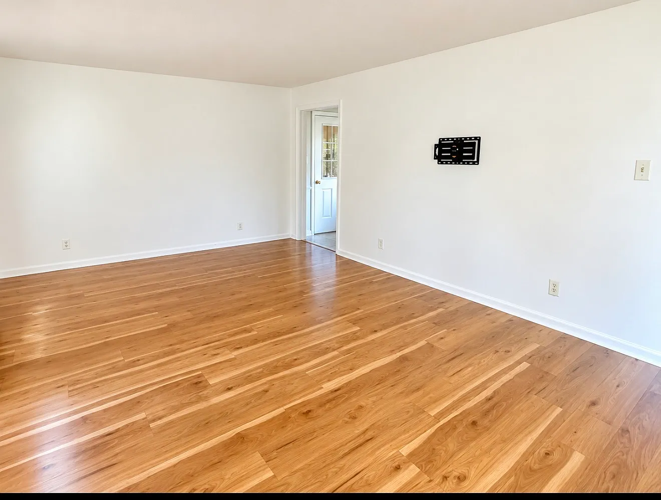 4 bed, 1966 sqft, $1,975 — Photo 3