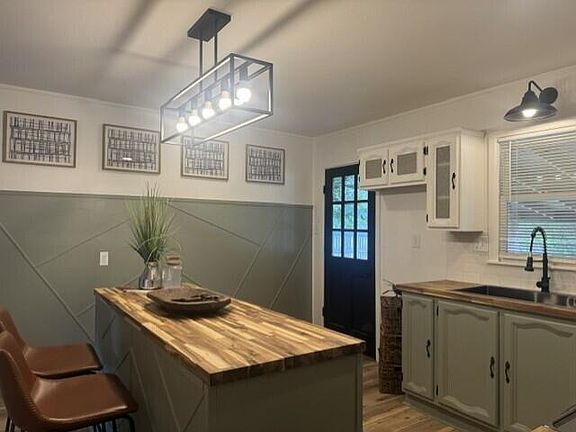 4th image of 2493 Culver Ave