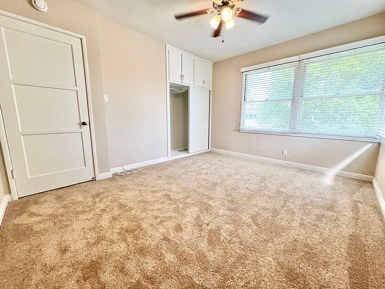 Sun-Filled 1 Bedroom in Park Estates | Garage Parking Available & On-Site Laundry — Photo 10