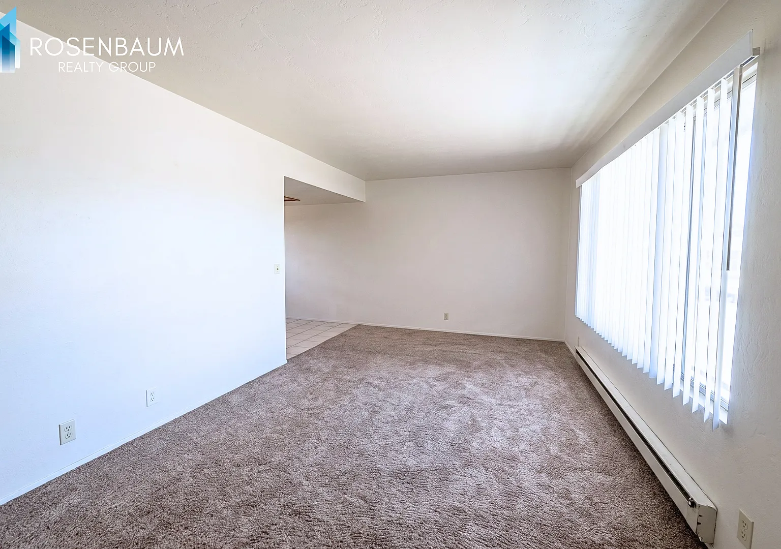 Cozy Upstairs 2-Bedroom Apartment with Shared Fenced Yard — Photo 2