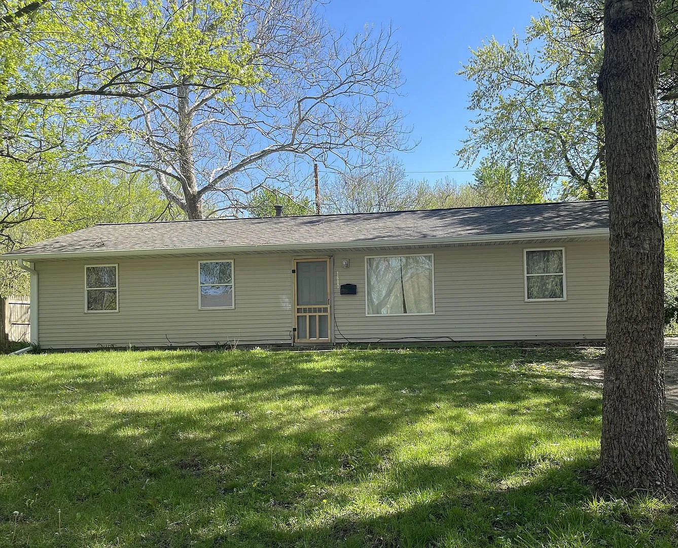 1607 Williamsburg Dr photo 1
