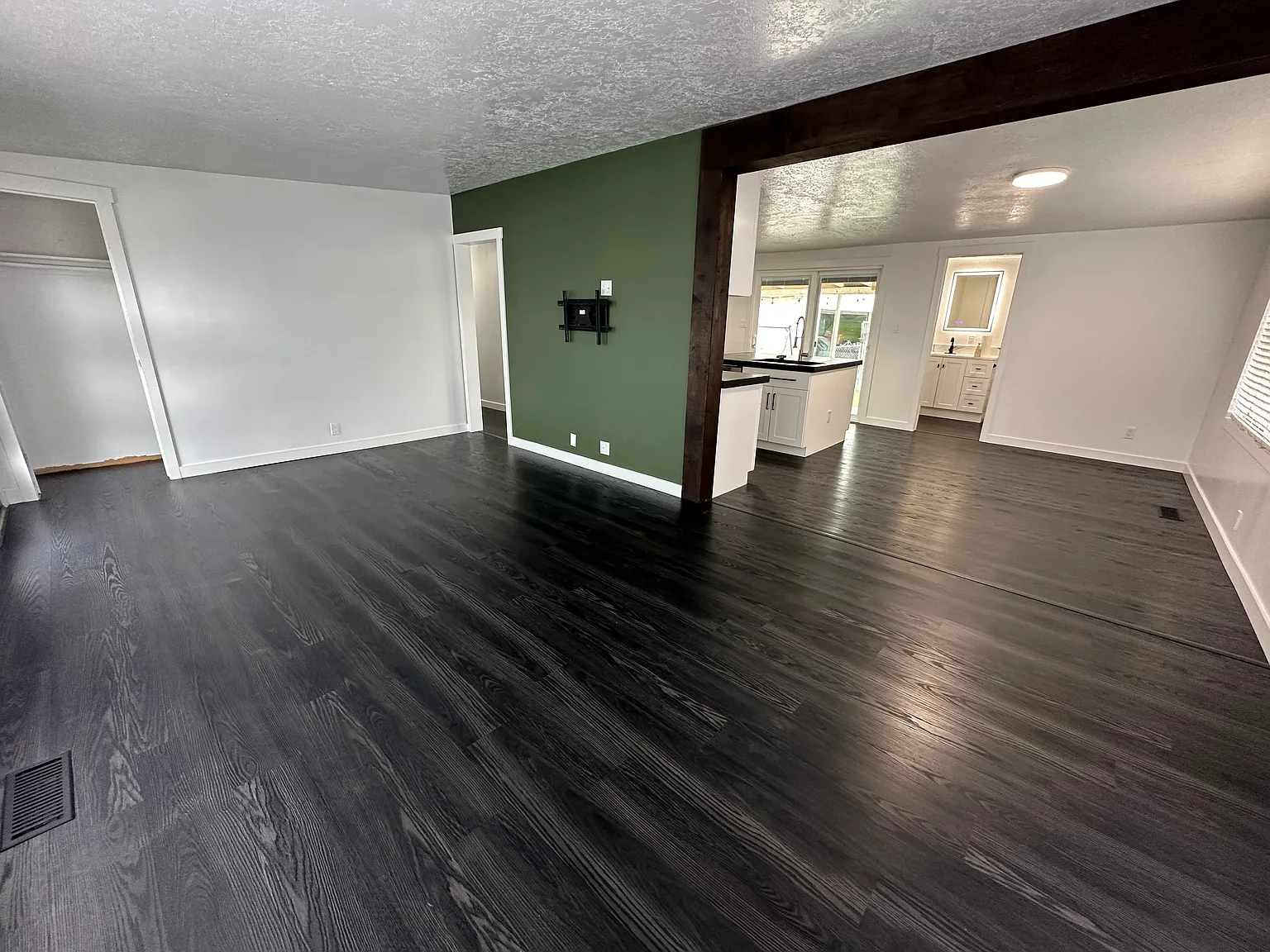 3335 S 1940 W — Photo 4