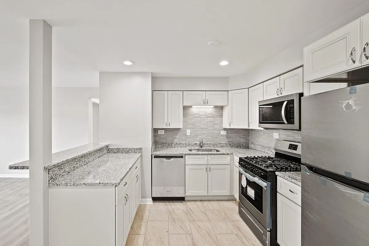 Building Photo - W 95th St