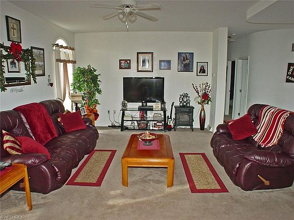 3rd image of 131 Canterbury Ct