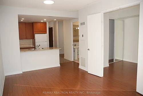 85 Bloor St E #913 Photo 1