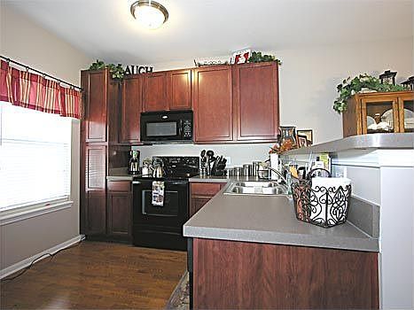 Kitchen w/cherrywood cabinetry