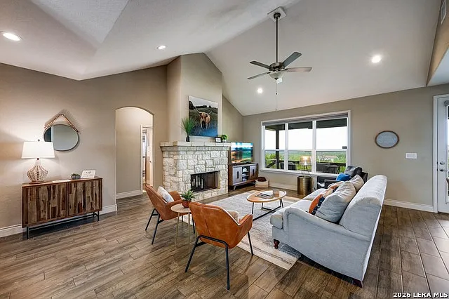 3 bed, 2.0 bath, 1802 sqft, $2,400 — Photo 4