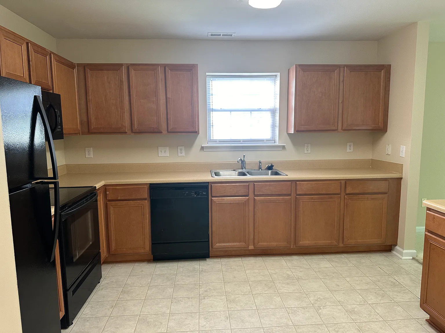 3 bed, 2.5 bath, 1503 sqft, $2,100 — Photo 3