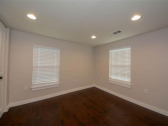 5th image of 402 S Texas St