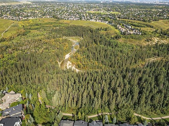 4th image of 41 N Evercreek Bluffs Cres SW